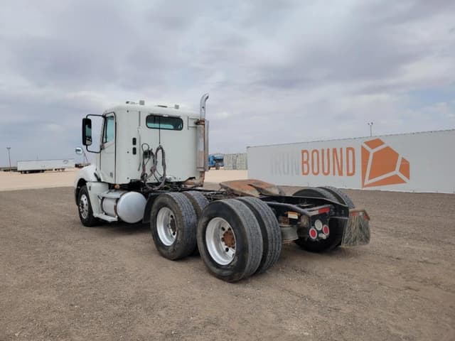 Image of Freightliner Columbia 120 equipment image 2