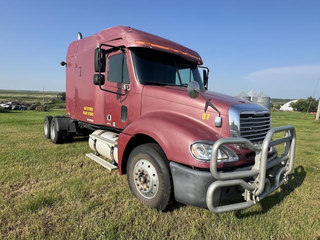 Image of Freightliner Columbia equipment image 2