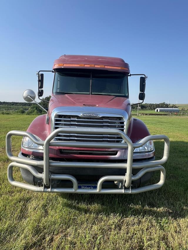 Image of Freightliner Columbia equipment image 1