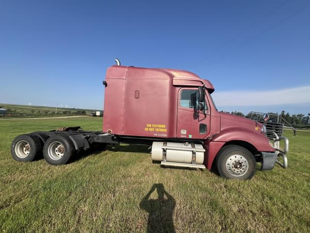 Image of Freightliner Columbia equipment image 3