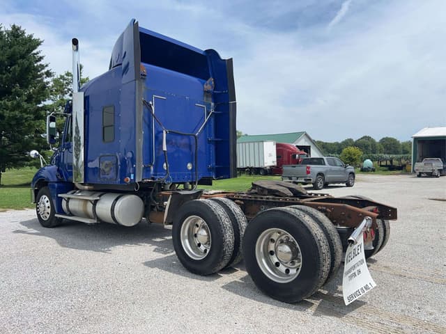 Image of Freightliner Columbia equipment image 2