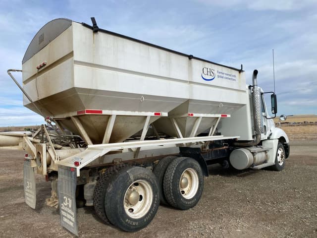 Image of Freightliner Columbia equipment image 4