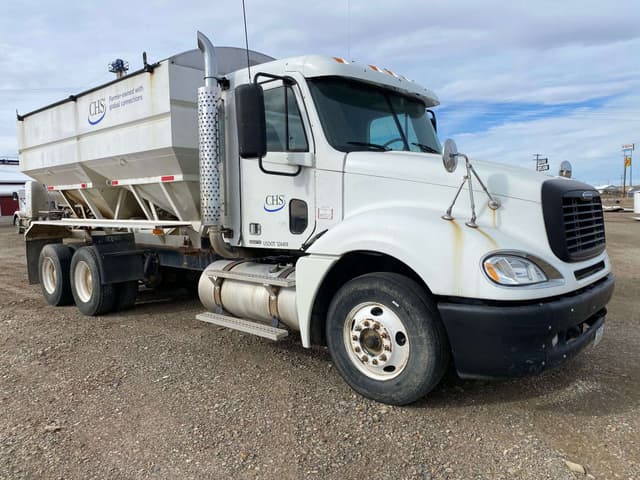 Image of Freightliner Columbia equipment image 2