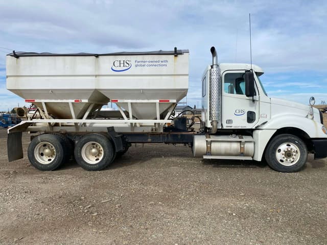 Image of Freightliner Columbia equipment image 3