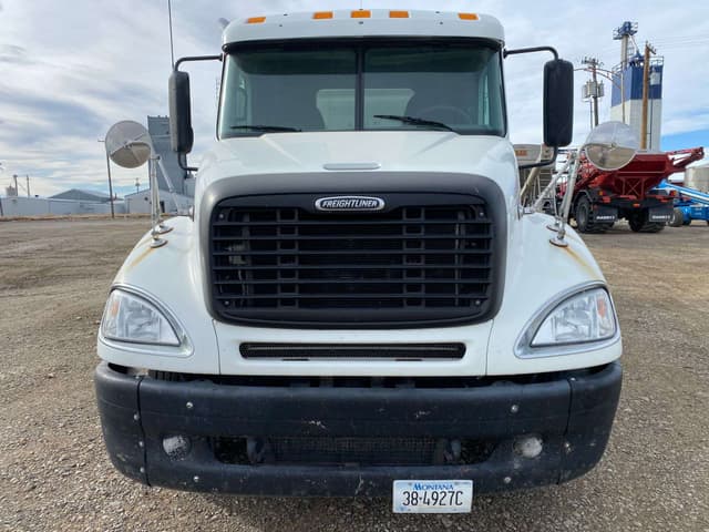 Image of Freightliner Columbia equipment image 1
