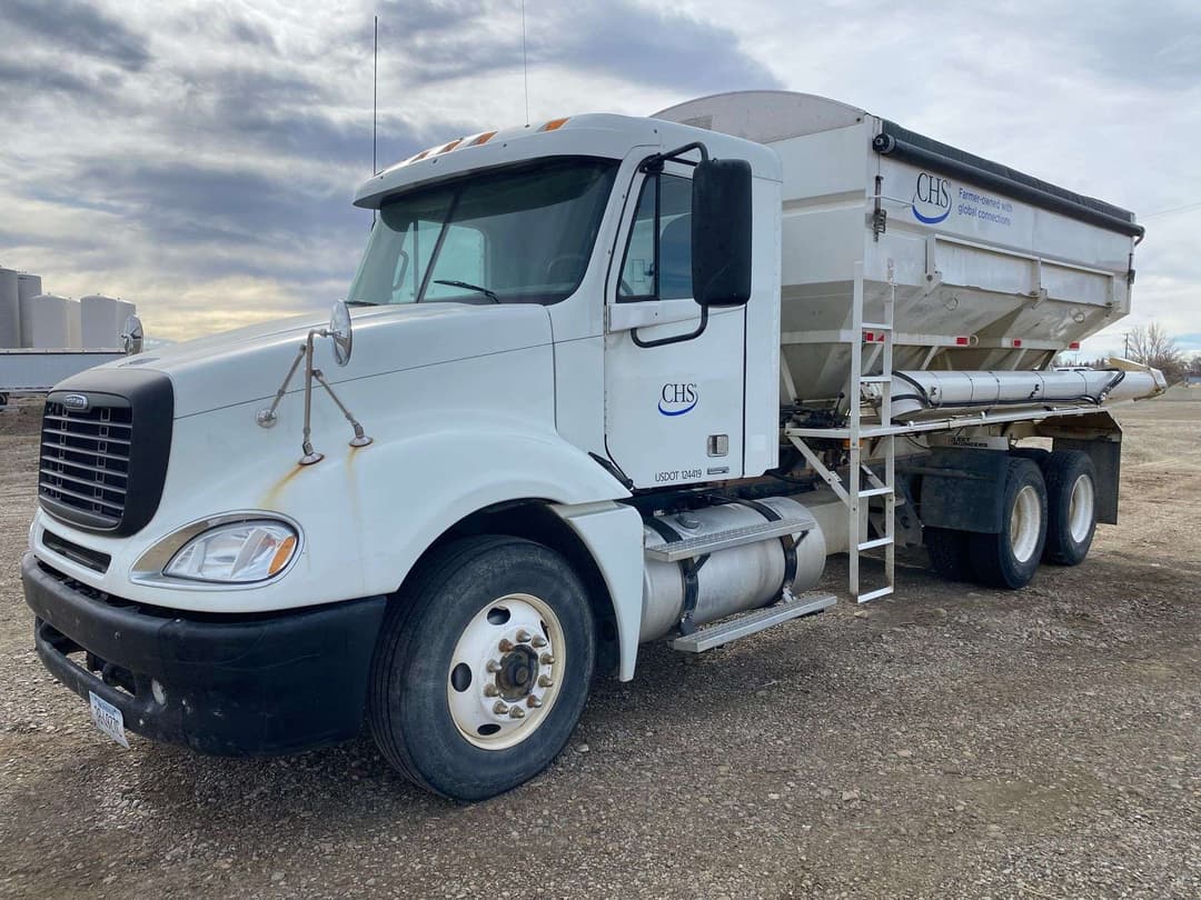 Image of Freightliner Columbia Primary image