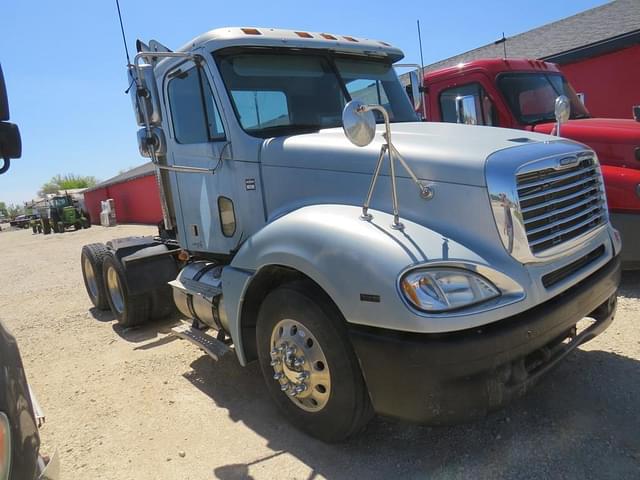 Image of Freightliner Columbia equipment image 1