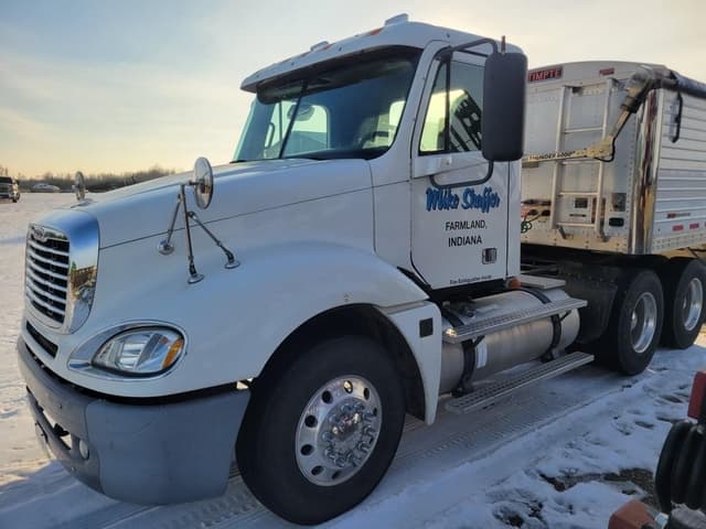 Image of Freightliner Columbia equipment image 4