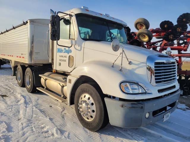 Image of Freightliner Columbia equipment image 2