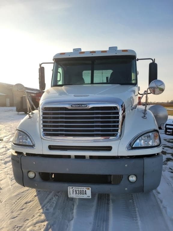 Image of Freightliner Columbia equipment image 1