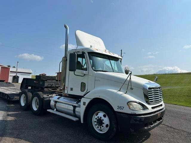 Image of Freightliner Columbia equipment image 3