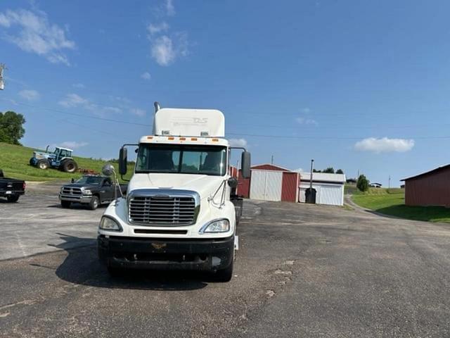 Image of Freightliner Columbia equipment image 2