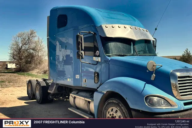 Image of Freightliner Columbia equipment image 2