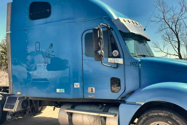 Image of Freightliner Columbia equipment image 4