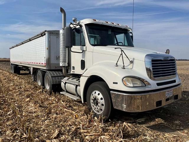 Image of Freightliner Columbia equipment image 1