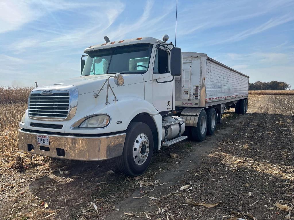 Image of Freightliner Columbia Primary image