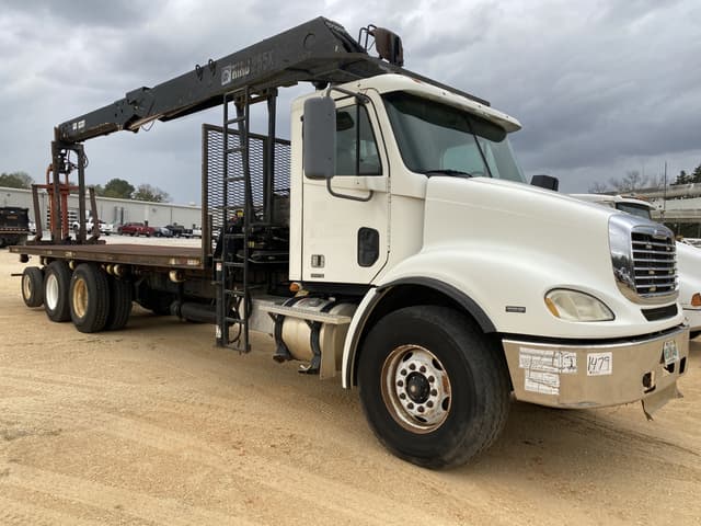 Image of Freightliner Columbia equipment image 3