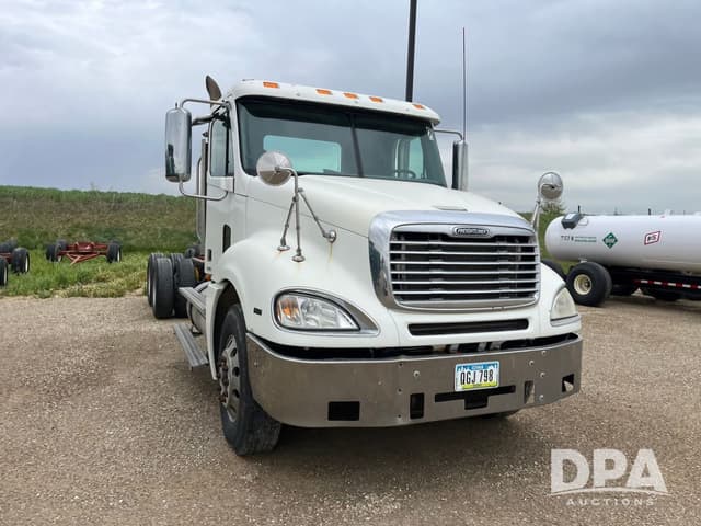 Image of Freightliner Columbia equipment image 3