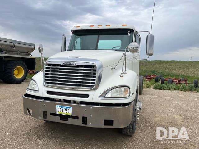 Image of Freightliner Columbia equipment image 1