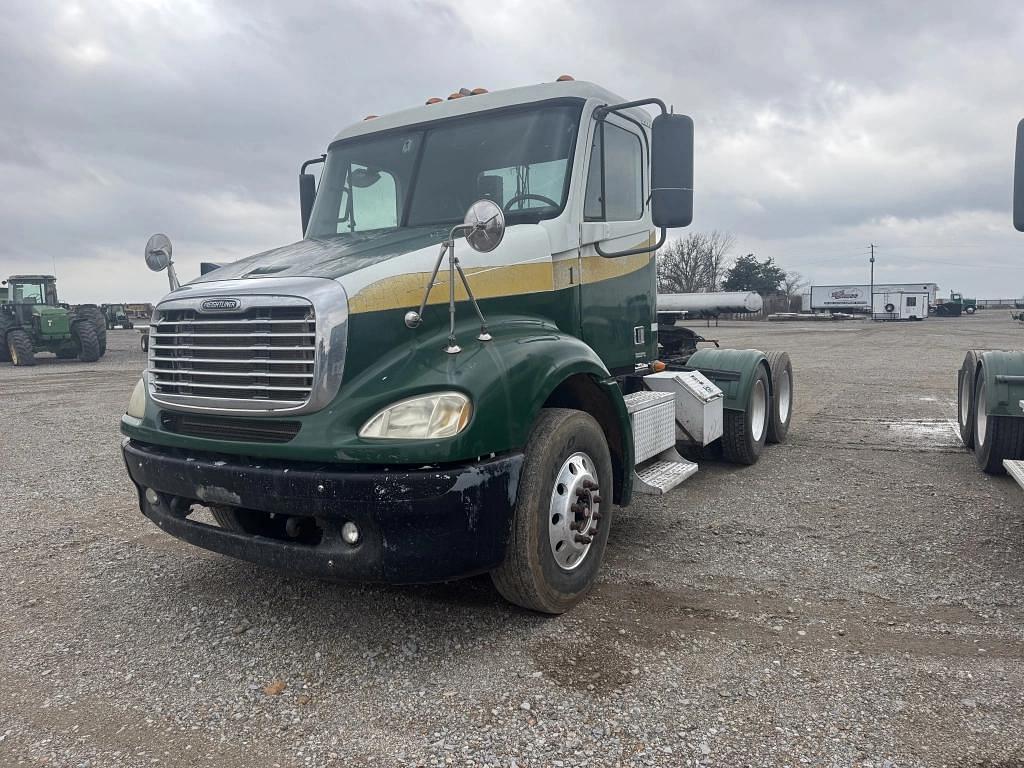 Image of Freightliner Columbia Primary image