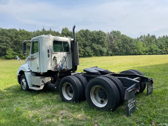 Image of Freightliner Columbia equipment image 2