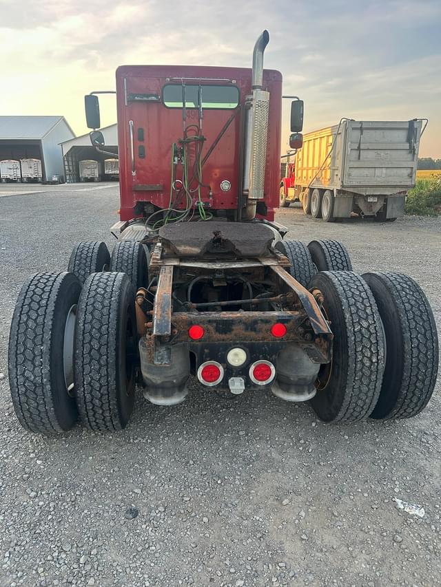 Image of Freightliner Columbia equipment image 3