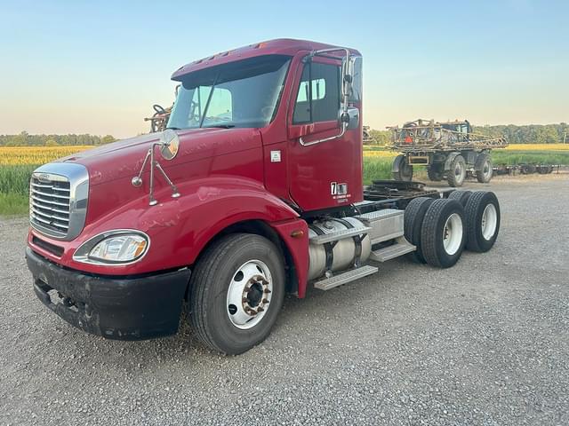 Image of Freightliner Columbia equipment image 1