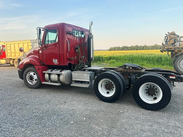 Image of Freightliner Columbia equipment image 2
