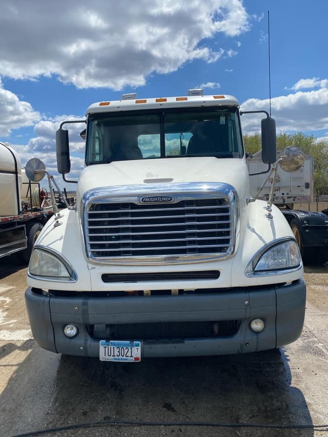Image of Freightliner Columbia equipment image 1