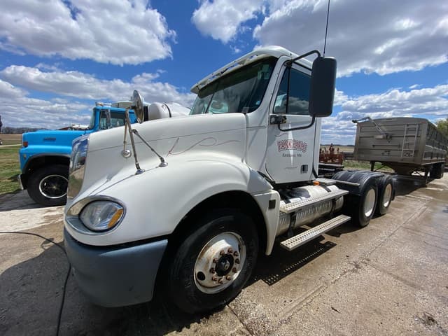 Image of Freightliner Columbia equipment image 3