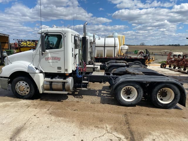 Image of Freightliner Columbia equipment image 3