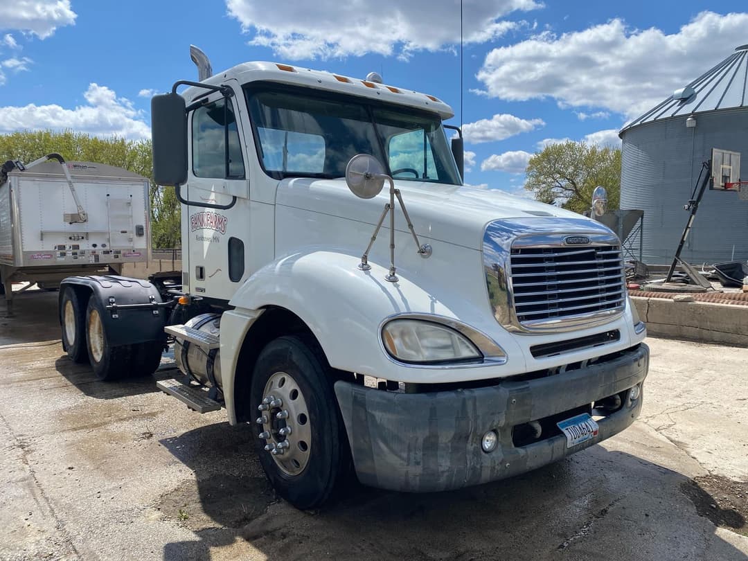 Image of Freightliner Columbia Primary image