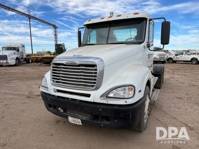 Image of Freightliner Columbia equipment image 1