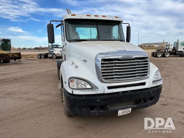 Image of Freightliner Columbia equipment image 3