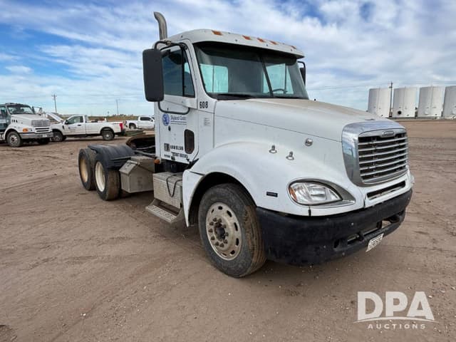 Image of Freightliner Columbia equipment image 4