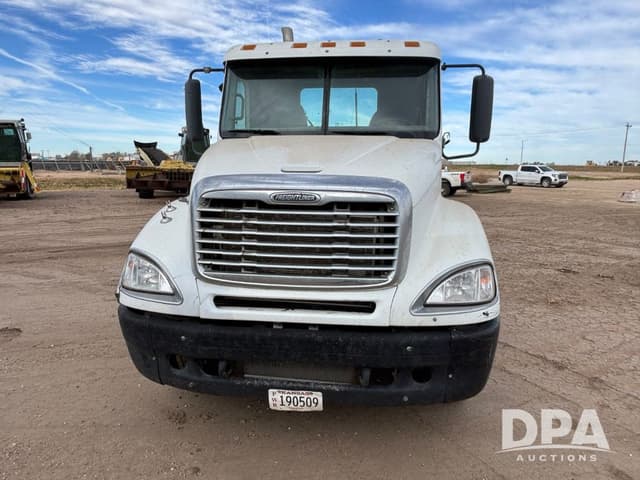 Image of Freightliner Columbia equipment image 2