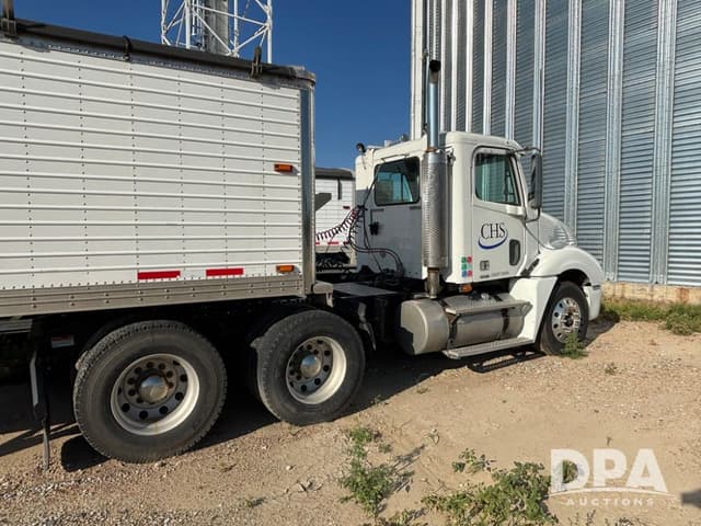 Image of Freightliner Columbia equipment image 3