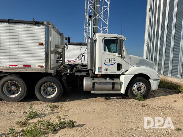 Image of Freightliner Columbia equipment image 2