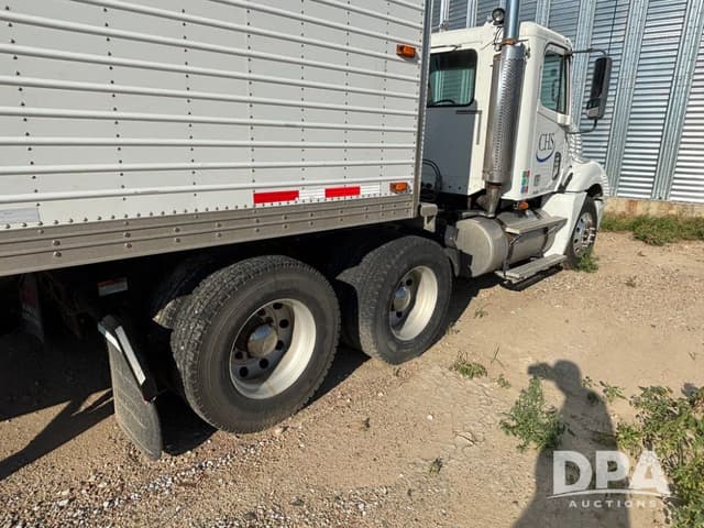 Image of Freightliner Columbia equipment image 4