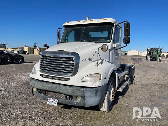 Image of Freightliner Columbia equipment image 3