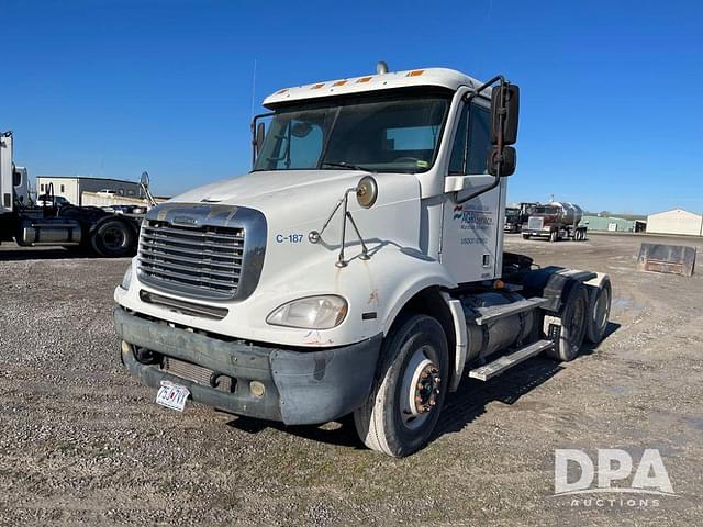 Image of Freightliner Columbia equipment image 2