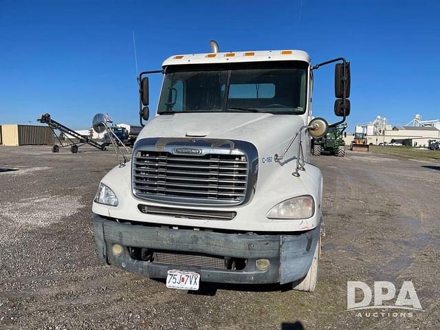 Image of Freightliner Columbia equipment image 4