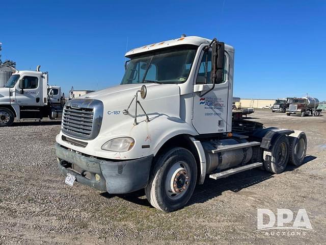 Image of Freightliner Columbia equipment image 1