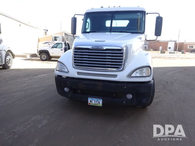 Image of Freightliner Columbia equipment image 3