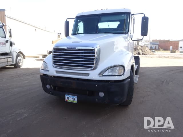 Image of Freightliner Columbia equipment image 2