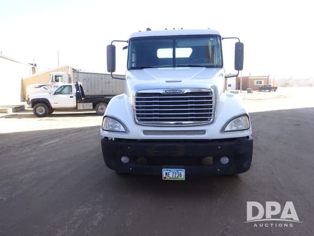 Image of Freightliner Columbia equipment image 4