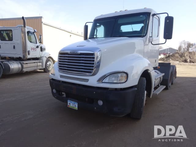 Image of Freightliner Columbia equipment image 1