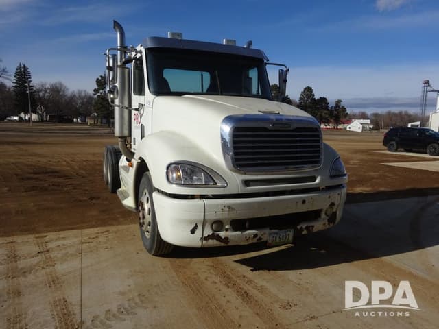 Image of Freightliner Columbia equipment image 2