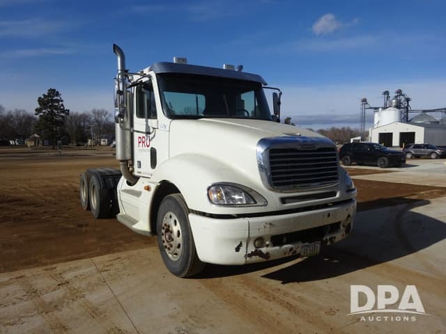 Image of Freightliner Columbia equipment image 1