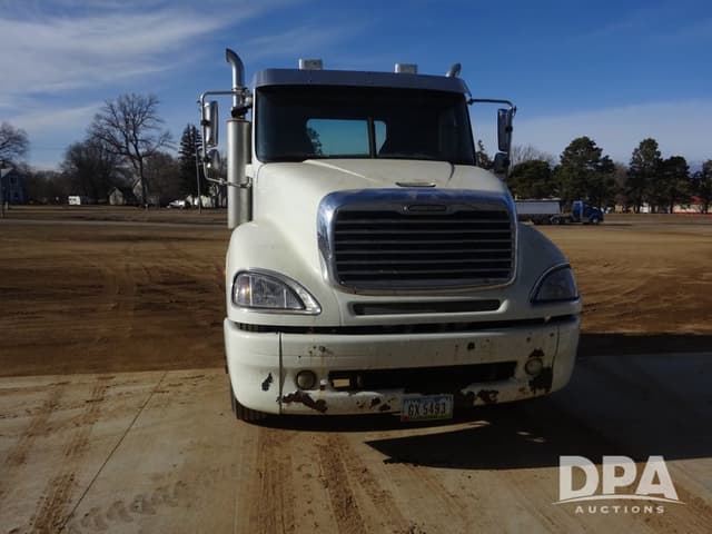 Image of Freightliner Columbia equipment image 3